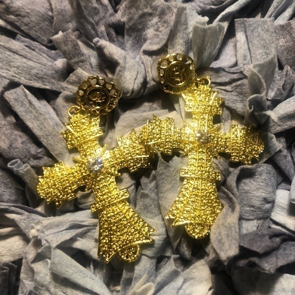 Cross gold tone Statement Earrings. - Picture 3 of 3